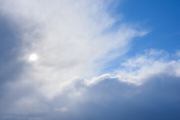 Naklejka na ściany i meble Chmury na słonecznym niebie