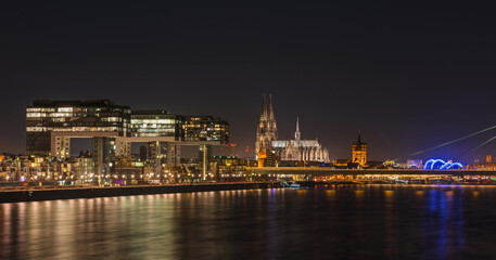 Fototapeta na wymiar Köln – Kranhäuser und Dom bei Nacht; Deutschland 