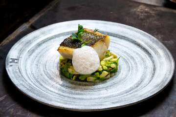 Plat gastronomique de poisson