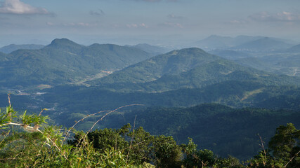 Berglandschaft in der mittleren Talstufe des Itajai-Flusses