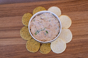 vistas desde arriba de un pequeño plato redondo de chile de pollo decorado con galletas duras sobre la mesa