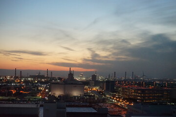 Obraz premium Night view of factory in Japan - 工場 夜景 日本