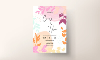 Flat floral design wedding invitation with spring leaves and background