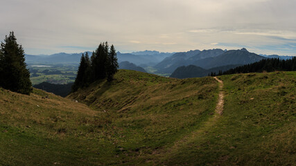 Fototapeta na wymiar Panoramablick von der Alpspitz in den Allgäuer Alpen in Nesselwang auf die Bergwelt
