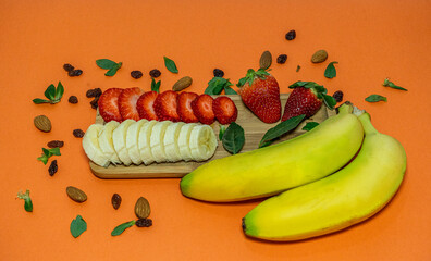 Fruta, verduras y frutos secos sobre fondo de color, par un buen desayuno