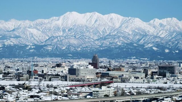 呉羽山から望む雪に覆われた真冬の釜谷山, 猫又山, 毛勝三山, 毛勝山と富山北大橋2021.2.19
