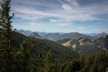 Fototapeta na wymiar Panorama Ausblick von der Alpspitz in Nesselwang auf die Bergwelt in den Allgäuer Alpen
