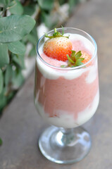 strawberry yogurt smoothie, berry smoothie
