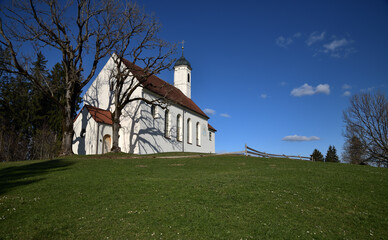 Die idyllische Heilig Kreuz Kirche bei Steingaden