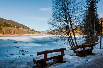 Schwarzsee, Lac Noir, Fribourg, Freiburg, Bergsee, Eisfläche, Uferweg, Wanderweg, Holzbank, Schwyberg, La Patta, Kaiseregg, Schafberg, Riggisalp, Spitzflue, Winter, Wintersport, Alpen, Schweiz