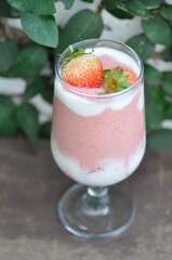 strawberry yogurt smoothie, berry smoothie