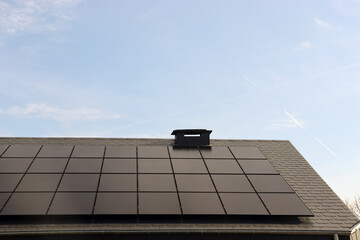 Thermische Solaranlage zur Wärmeversorgung auf dem Dach eines Einfamilienhauses