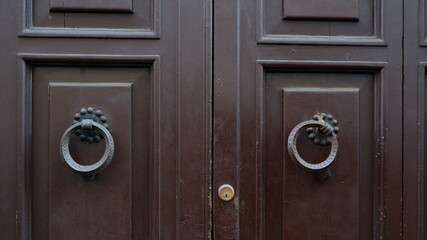 Door knoker on an old wodden door