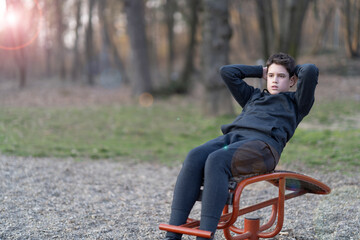 Obraz premium An athlete doing sit-ups in the public park