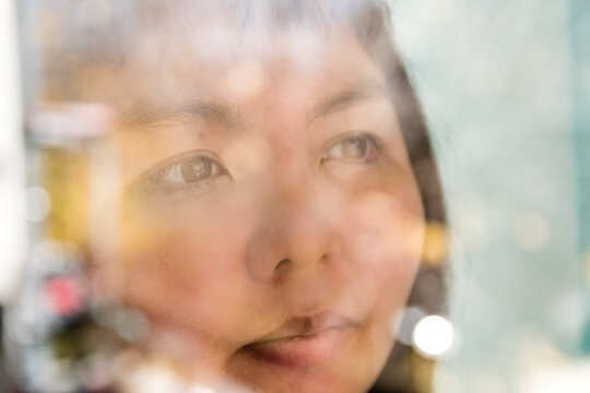 Femme r&ecirc;vant devabt jne fen&ecirc;tre