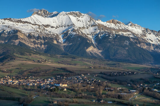 Paysage du Massif du D&eacute;voluy en hiver depuis le plateau de Mens  , Is&egrave;re, France