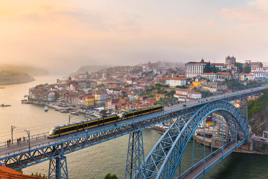 Ponte Dom Lu&radic;&ne;s I spanning Douro River, Porto, Portugal