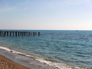 Fototapeta premium vista del mare solitario in una limpida giornata invernale 