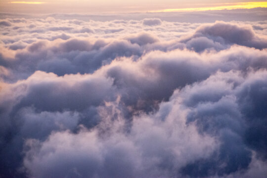 信州北アルプス北穂高岳山頂から眺める夜明けの一面の雲海。 © Sanae