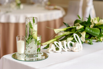 Obraz na płótnie Canvas Beautiful decoration of the wedding holiday with flowers and greenery with florist decoration