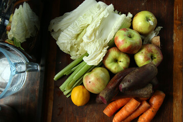 krojone warzywa na sok, warzywa na tacy, drewniana taca, 