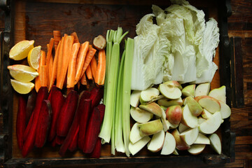 sok warzywny, warzywa krojone, sok warzywno owocowy, krojone warzywa na sok, warzywa na tacy, drewniana taca,  - obrazy, fototapety, plakaty