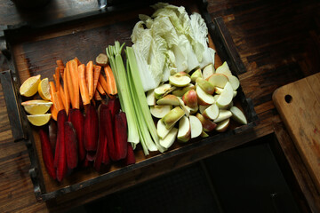 warzywa na sok, warzywa na tacy, drewniana taca, sok warzywno owocowy, 