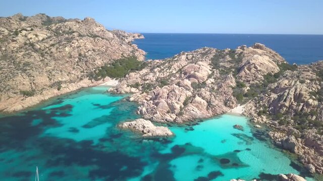 La bellissima Spiaggia di Cala Coticcio chiamata anche Tahiti, Isola di La Maddalena , Sardegna.
