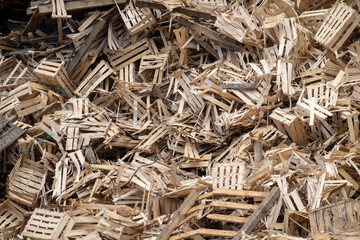 RECYCLEBARER MÜLLBERG . RECYCLABLE PILE OF RUBBISH . HOLZKISTEN . WOODEN CRATES