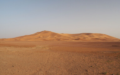 Fototapeta na wymiar Sahara desert barkhan dune at sunset. View of sand dunes in Erg Chebbi in Sahara desert, Morocco.