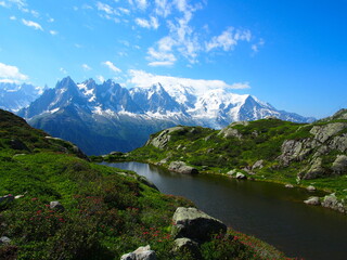 Fototapeta na wymiar OLYMPUS DIGITAL CAMERA Mont Blanc et Lac Blanc
