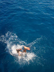 Nurkowanie, widać tylko stopy i plusk © vofchok