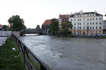 Miasto wrocław wysoka fala spowodowana rzeka Odra.  © FotoDax