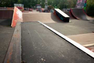 leerer skate park mit half-pipe und rail corona