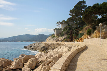 Promenade an der Cala Gat im malerischen Ort Cala Ratjada auf der Mittelmeerinsel Mallorca.