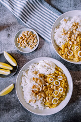 Plat de dahl de lentilles corail aux cacahuètes et oignons frais accompagné de riz