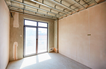 Fototapeta na wymiar a new apartment repair works in progress, plastering, hanging drywalls and ceiling leveling