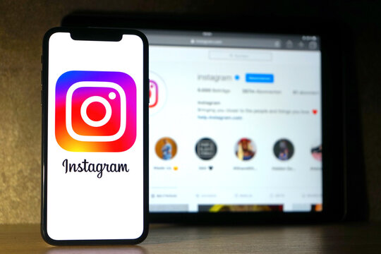 Modernes Smartphone zeigt das Instagram Logo, im Hintergrund ein Tablet mit geöffnetem Instagram Profil, Soziale Netzwerke, 2021