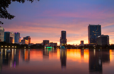 Fototapeta na wymiar Sunset at Lake Eola in downtown Orlando, Florida.