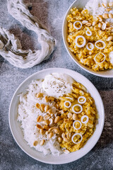 Plat de dahl de lentilles corail aux cacahuètes et oignons frais accompagné de riz