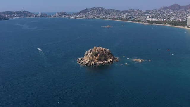 Farallon del Obispo en la Bah&iacute;a de Acapulco