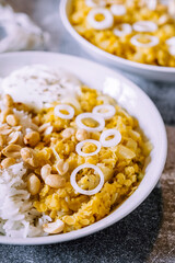 Plat de dahl de lentilles corail aux cacahuètes et oignons frais accompagné de riz