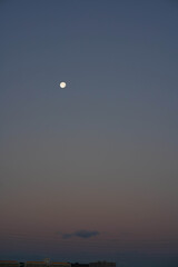 夕暮れと月