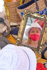 Obraz premium little girl at the marketplace in Luino (Lombardy) in Italy, Girl wearing a face mask during pandemic coronavirus.
