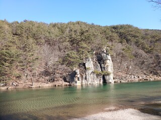 바위를 품고있는 산과 강