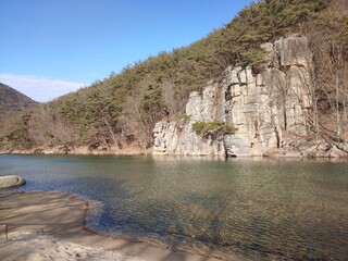 강에 솟아있는 바위산