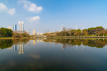 Naklejka premium Spring scenery of Yuehu Park in Hanyang, Wuhan, Hubei, China
