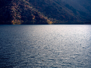 秋の湖の夕暮れ　本栖湖の秋