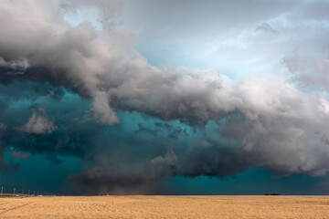 Supercell thunderstorm with ominous storm clouds
