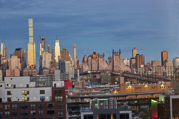 Obraz premium Manhattan sunrise with city skyline lit up view from Long Island City in Queens NY